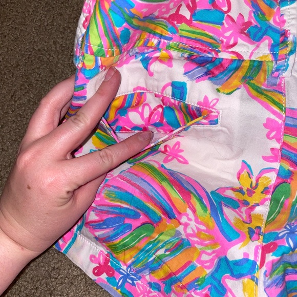 Size 6 Lilly Pulitzer Walsh Short - Picture 3 of 3